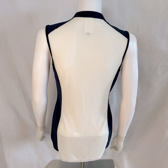 Sleeveless v-neck blouse - Picture 2 of 4